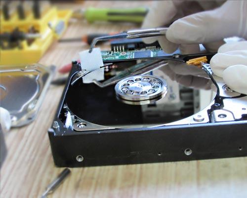 کارشناس در حال انجام آزمایش بر روی دستگاه