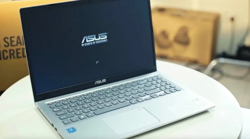 نمای نزدیک از قطعات داخلی لپ تاپ ASUS