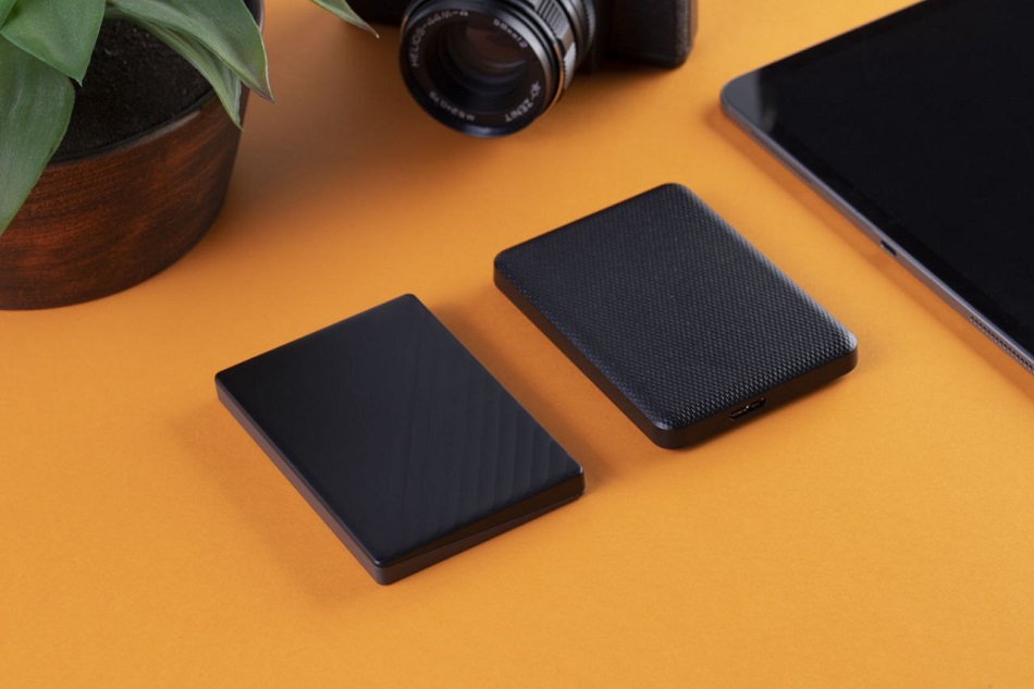  تصویر از تعمیرکار در حال کار بر روی هارد