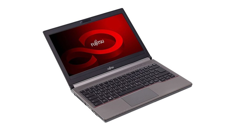 نمای زیبا از یک لپ‌تاپ فوجیتسو بر روی میز