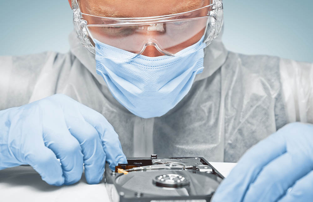 عکس از یک کارشناس در حال آموزش جراحی هارد