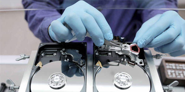 عکس از یک کارشناس در حال بررسی هارد معیوب