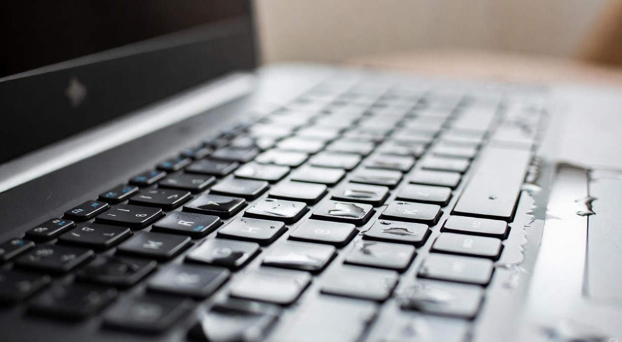 کیبورد لپتاپ آب خورده