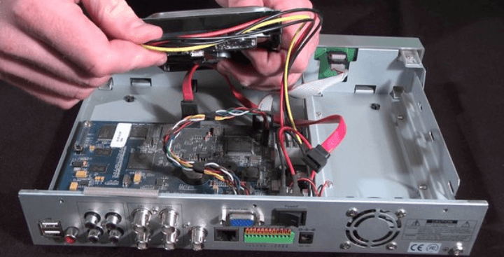 تصویر از یک کارشناس در حال بررسی وضعیت هارد