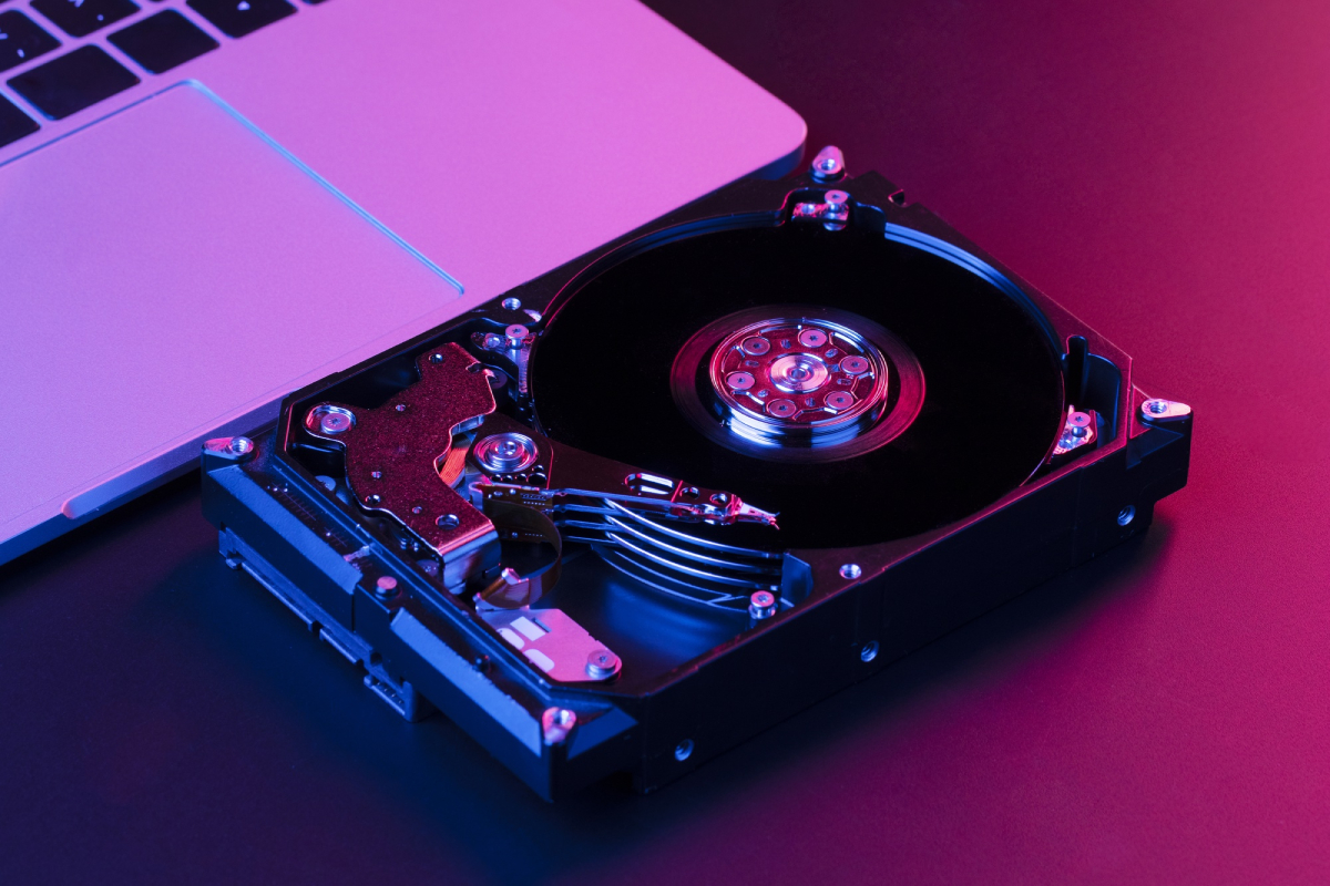 هارد دیسک فرمت شده روی میز کار