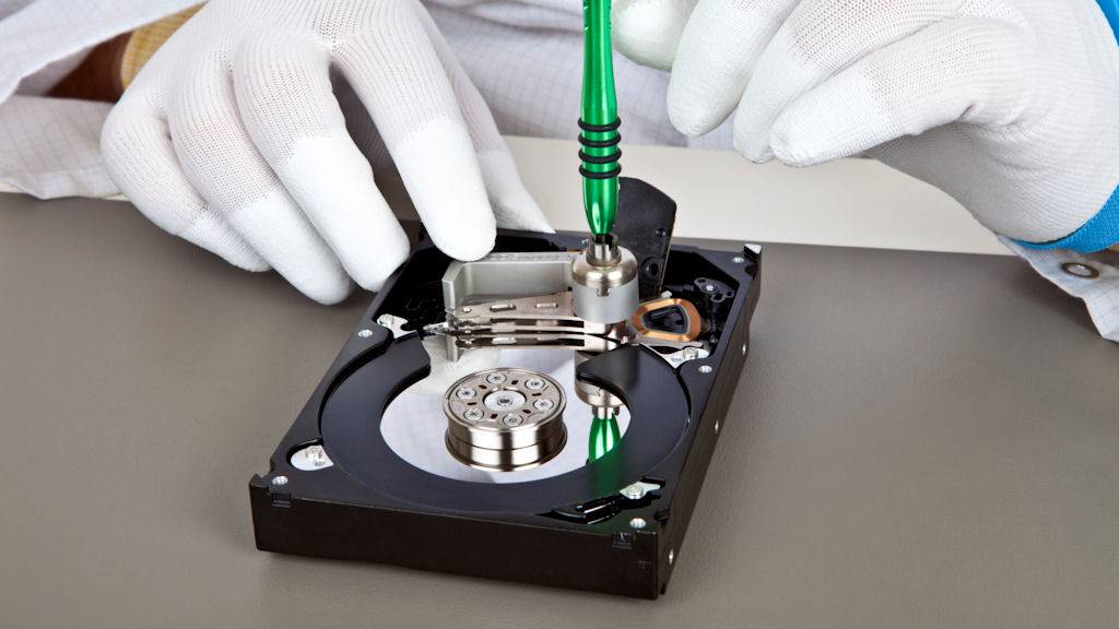 نمای نزدیک از هارد دیسک آسیب‌دیده