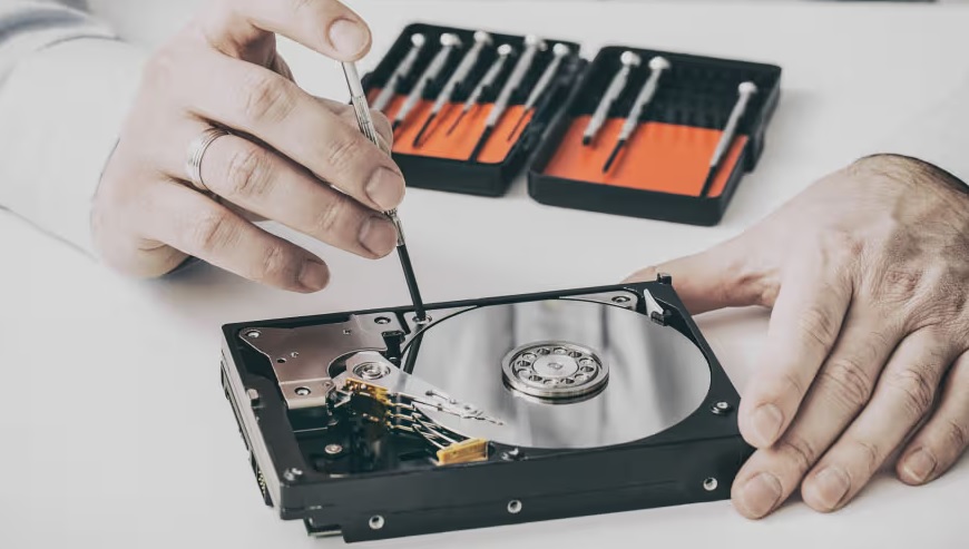 نمایی از یک کاربر در حال بررسی وضعیت هارد دیسک