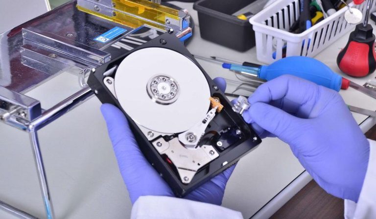 کاربر در حال بررسی وضعیت هارد دیسک