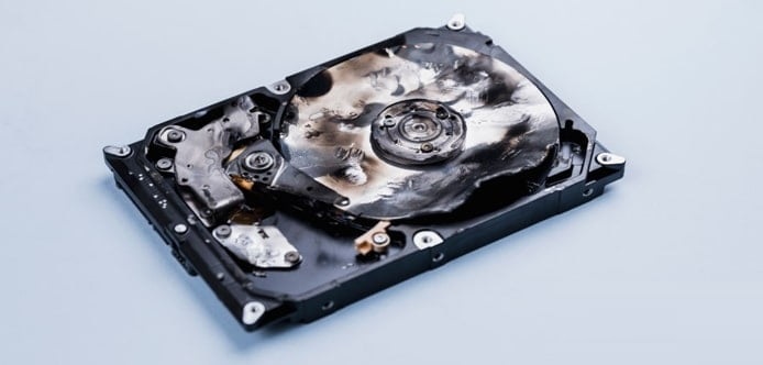 تصویر یک کامپیوتر با هارد دیسک خراب