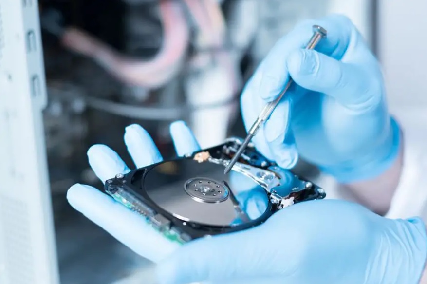 تصویر کابل برق معیوب و هارد متصل به آن