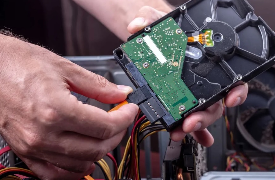 نمای نزدیک هارد دیسک باز شده با قطعات آسیب دیده