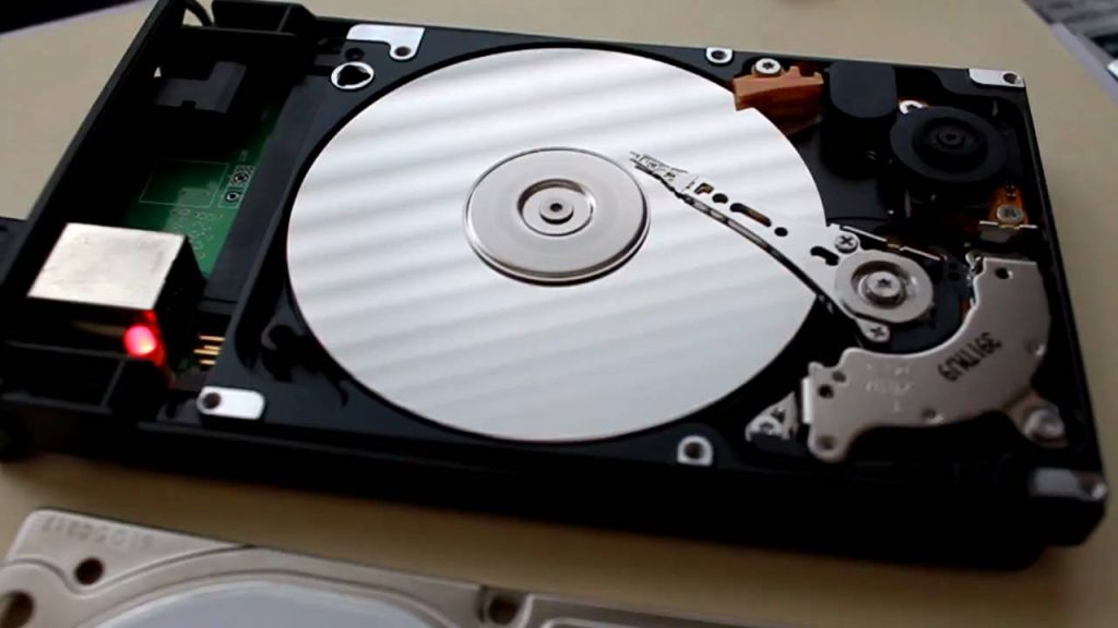 هارد دیسک در حال اتصال به کامپیوتر برای بررسی صدا