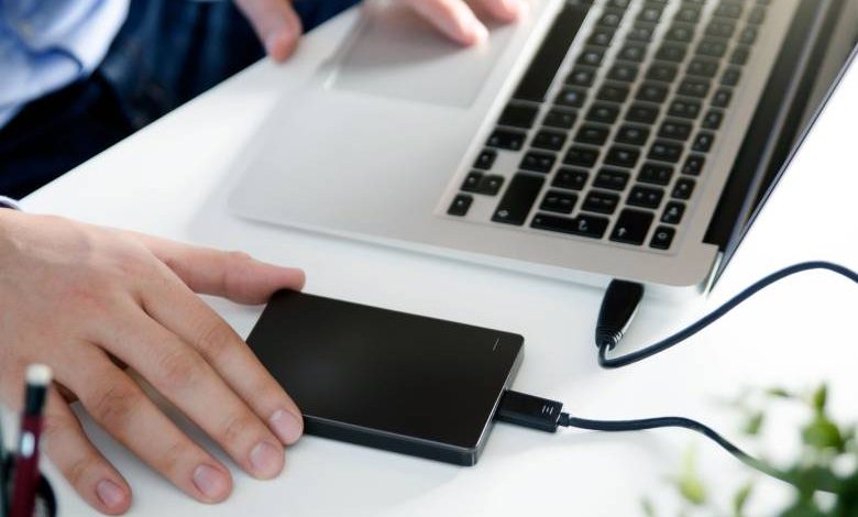 تصویر یک هارد اکسترنال همراه با قفل نمادین امنیت