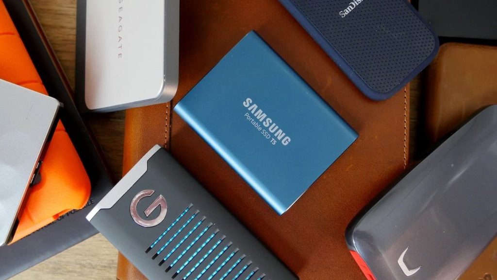 مموری متصل به لپ‌تاپ با علامت سپر محافظ