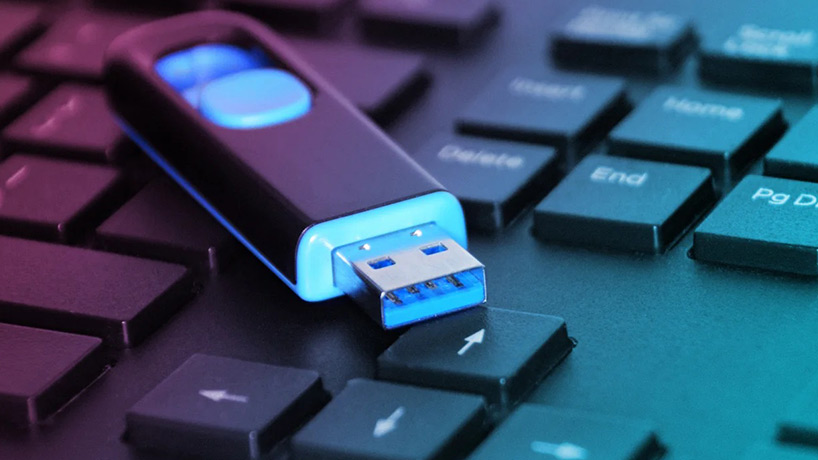 کاربر در حال جدا کردن ایمن فلش مموری از کامپیوتر