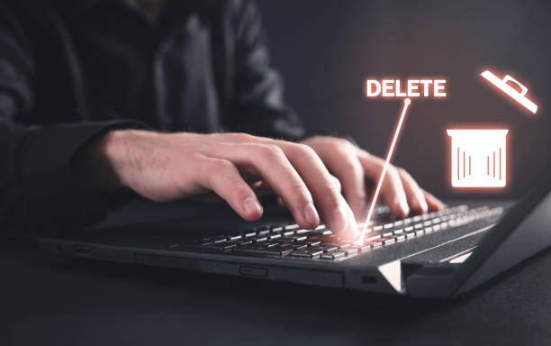 تصویر کاربری در حال استفاده از نرم‌افزار پاک‌سازی اطلاعات