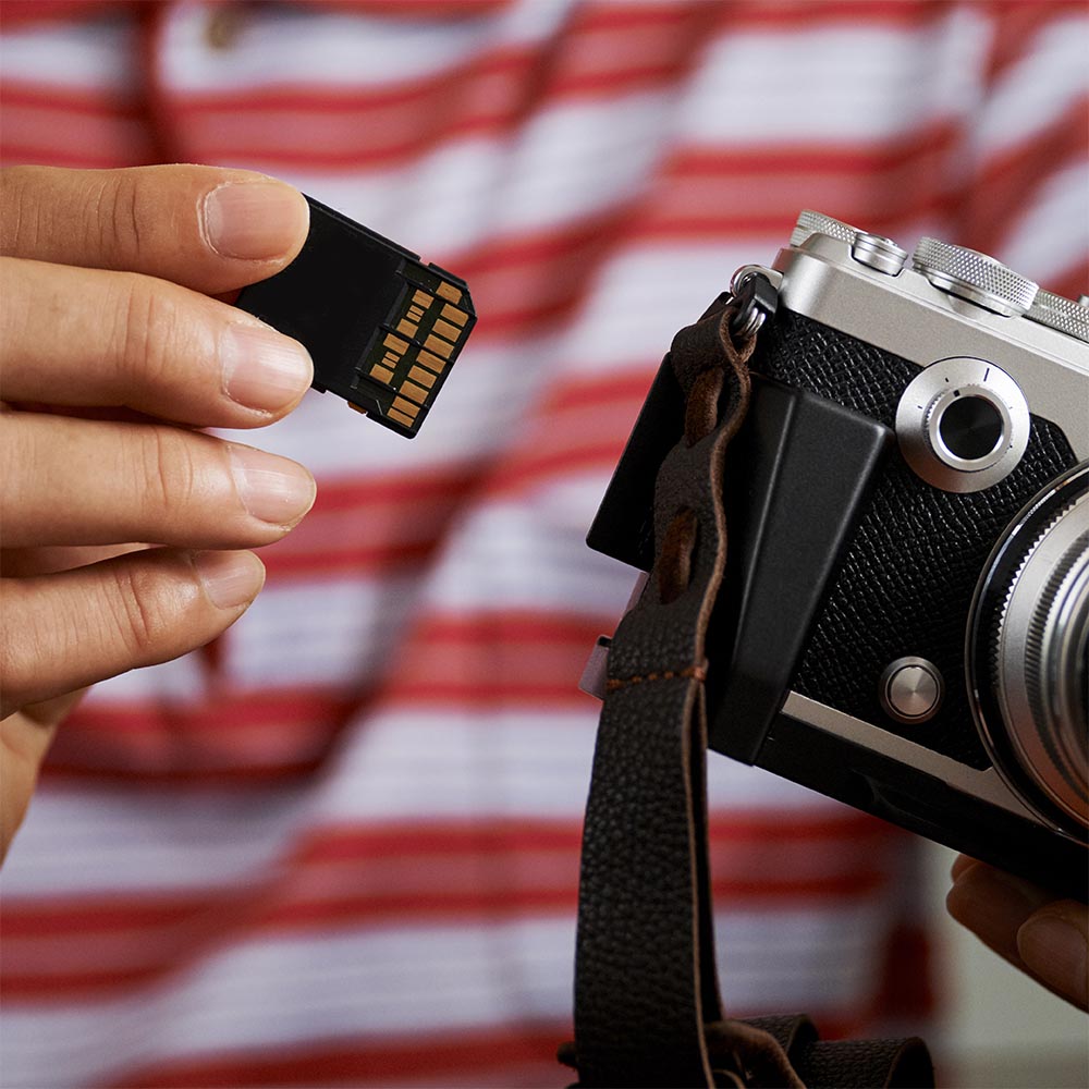 نمایی از دوربین و تجهیزات جانبی