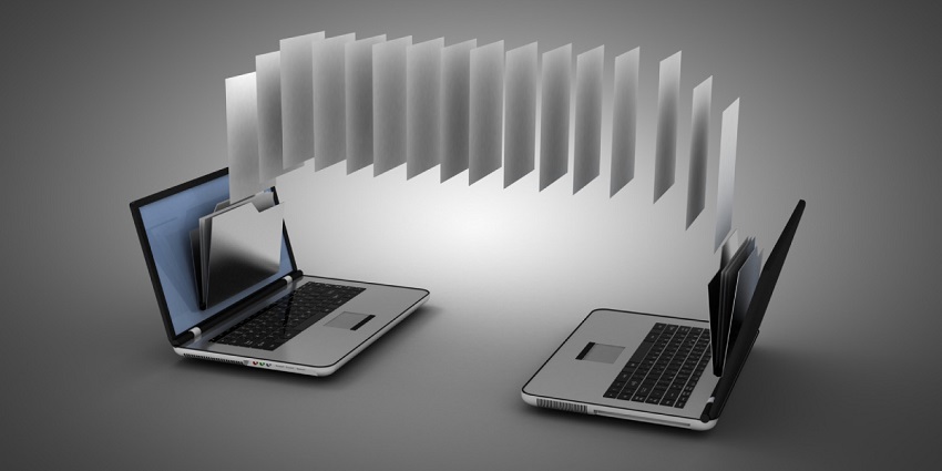 نمای نزدیک از یک کارشناس در حال بررسی هارد دیسک