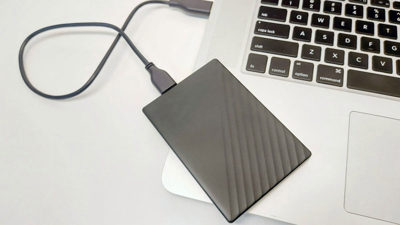 تصویر کاربری از هارد اکسترنال در حال استفاده