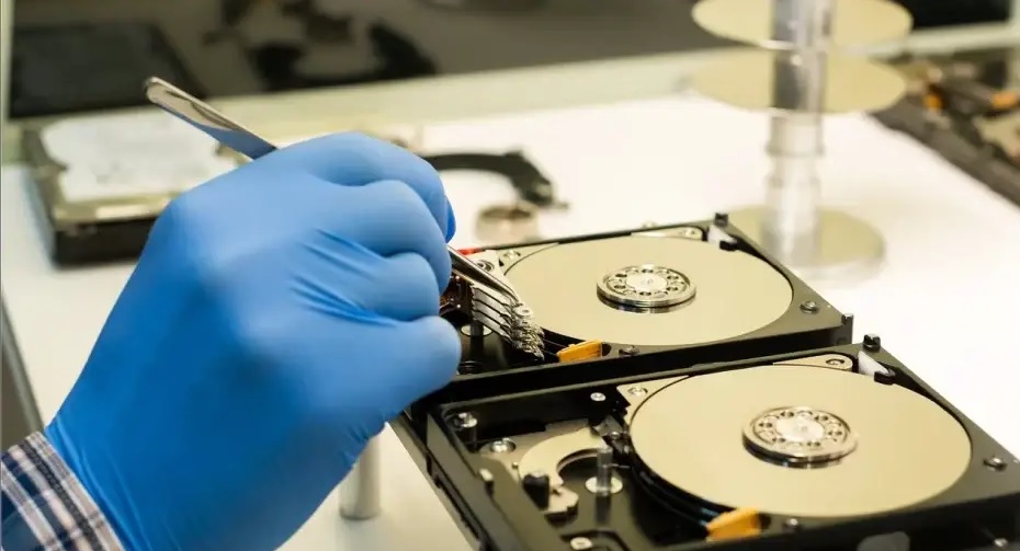 تصویر یک هارد SSD و HDD کنار هم