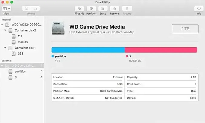 تصویر کاربر در حال استفاده از هارد اکسترنال