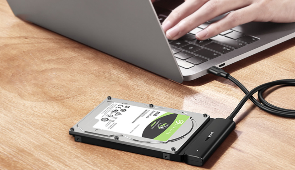 تصویر یک هارد دیسک SATA و کابل‌های مربوطه