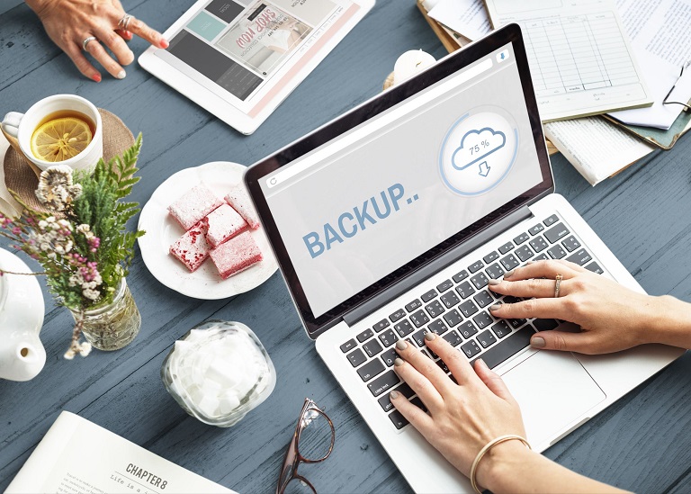  کاربر در حال بازیابی اطلاعات روی لپ تاپ