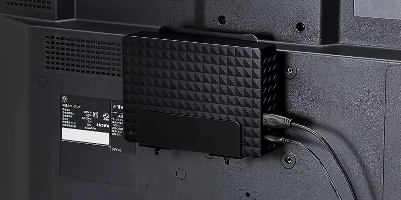 نمای کلی از تلویزیون و هارد اکسترنال