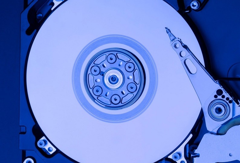 نمای نزدیک از کابلهای متصل به هد