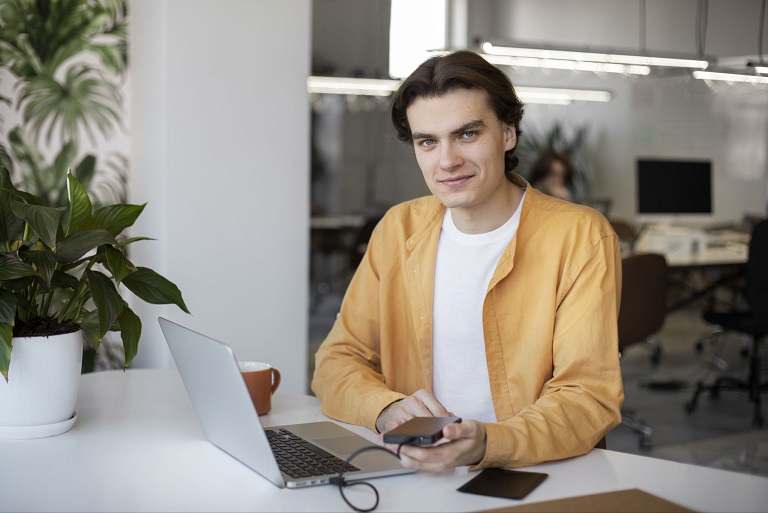 کاربر در حال بررسی هارد دیسک