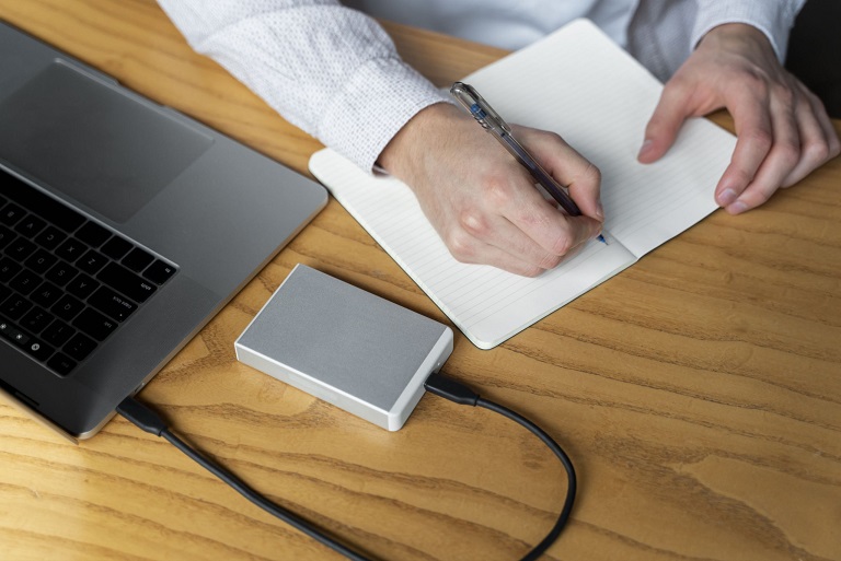 نمایی از کاربران در حال کپی فایل‌ها