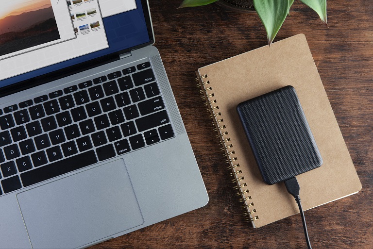 نمایی از هارد اکسترنال با کابل متصل