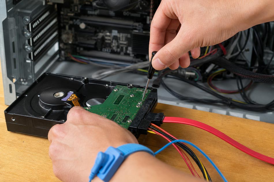 بررسی درایور هارد در سیستم 